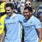 Adam Johnson com Carlos Tévez no Manchester City - Foto: IMAGO