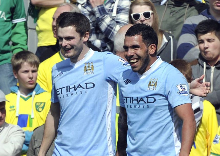 Adam Johnson com Carlos Tévez no Manchester City - Foto: IMAGO