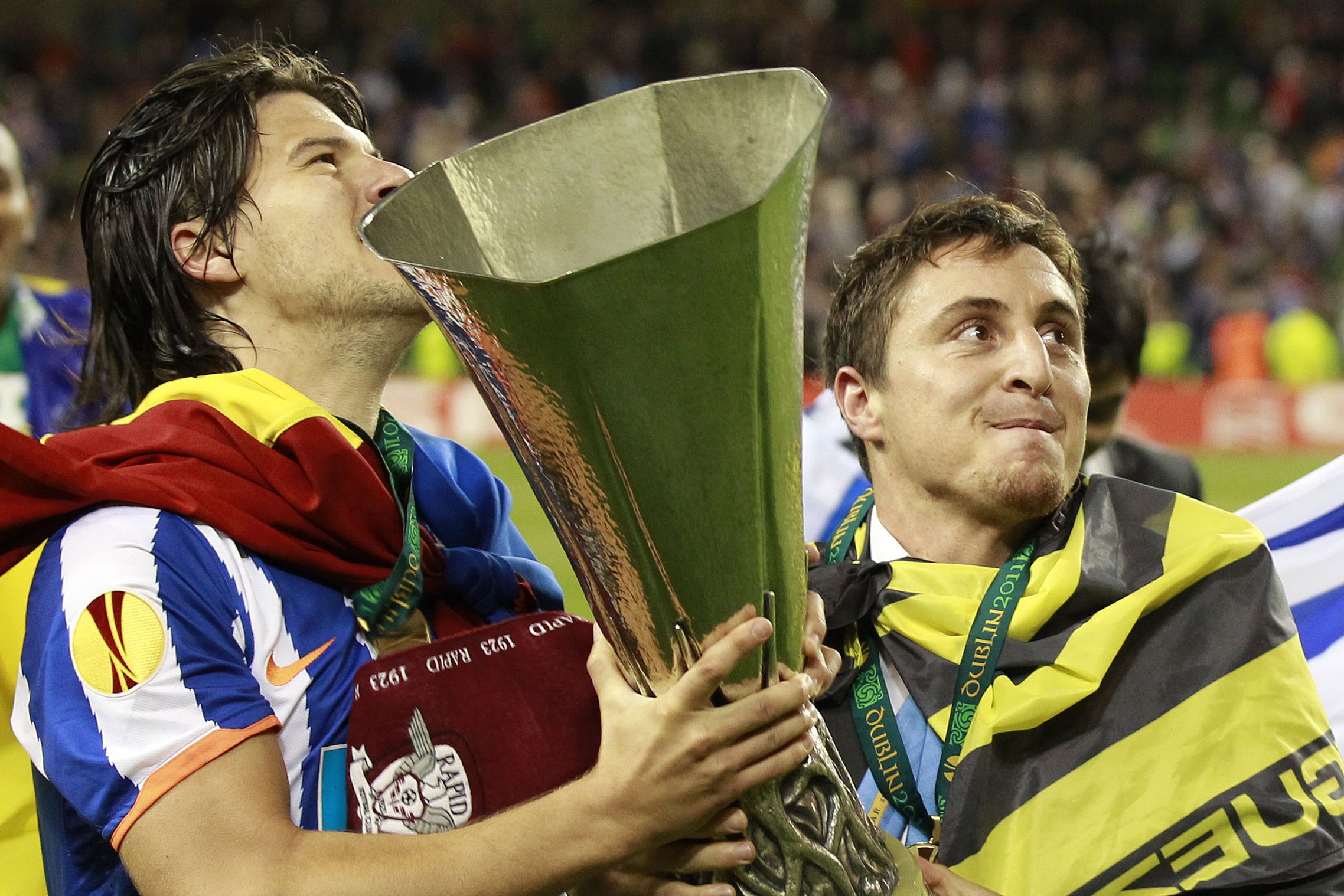 Sapunaru, na foto com Cristian Rodríguez, venceu a Liga Europa em Dublin — Foto: A BOLA