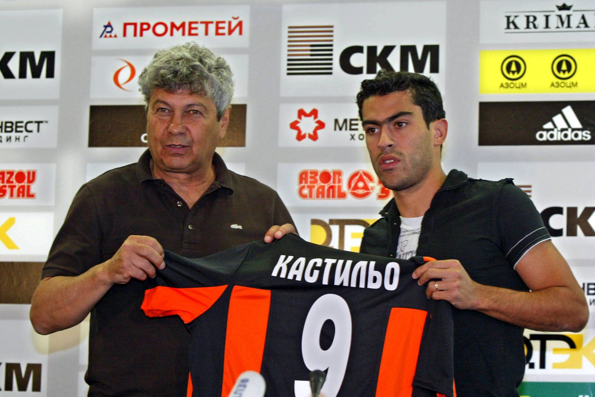 Treinador Mircea Lucescu ao lado do seu jogador Nery Castillo no Shakhtar