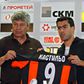 Treinador Mircea Lucescu ao lado do seu jogador Nery Castillo no Shakhtar