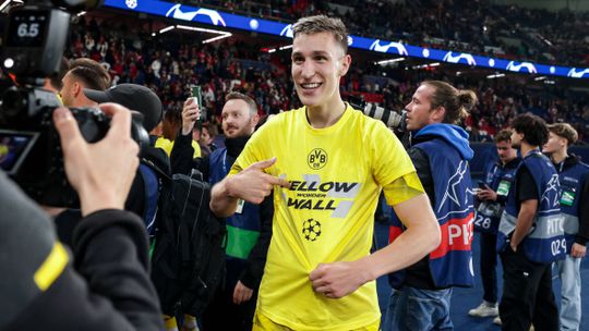 Vídeo: queda aparatosa de jogador do Dortmund nos festejos