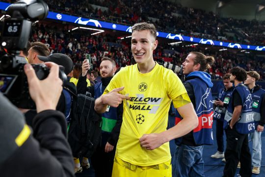 Vídeo: queda aparatosa de jogador do Dortmund nos festejos
