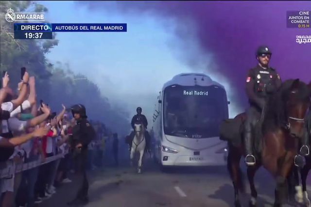 Ambiente escaldante na receção ao autocarro do Real Madrid