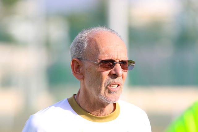 Luso-brasileiro Jorvan Vieira tem triplete à vista