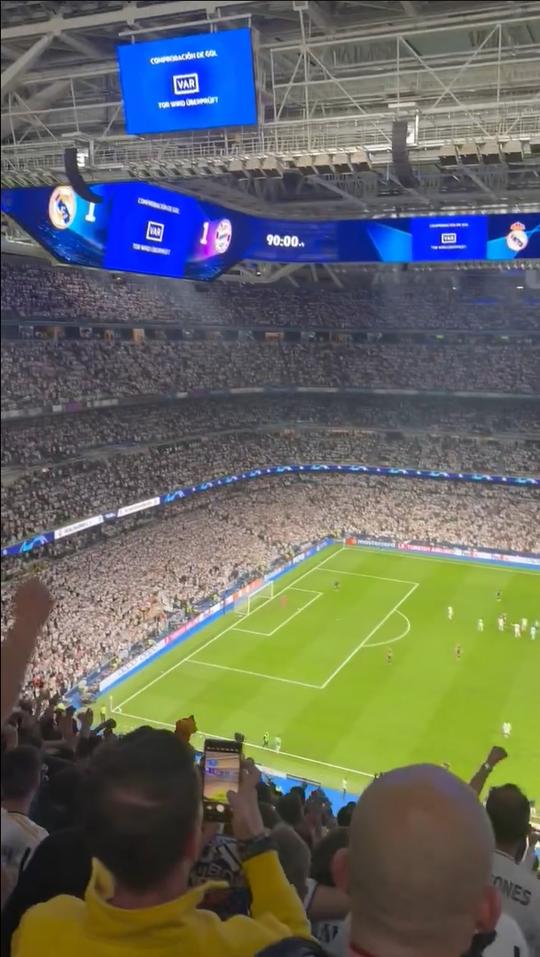A explosão do Santiago Bernabéu quando o árbitro confirmou a reviravolta do Real Madrid