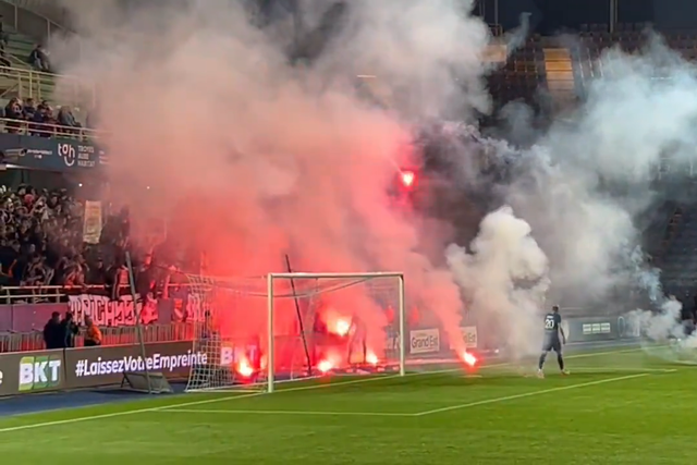 Troyes suspende jogadores que devolveram tochas a adeptos