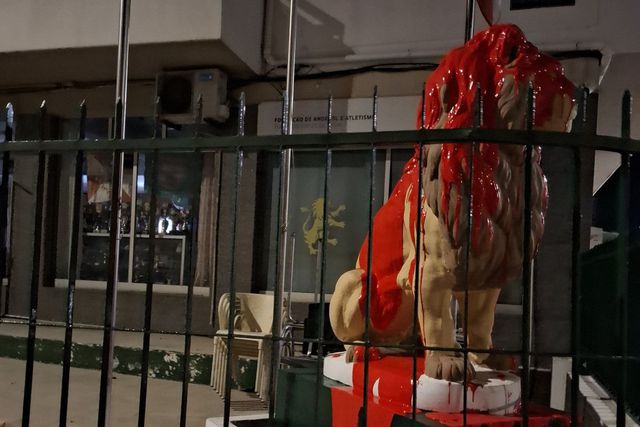 Leão na sede do núcleo foi tingida de vermelho