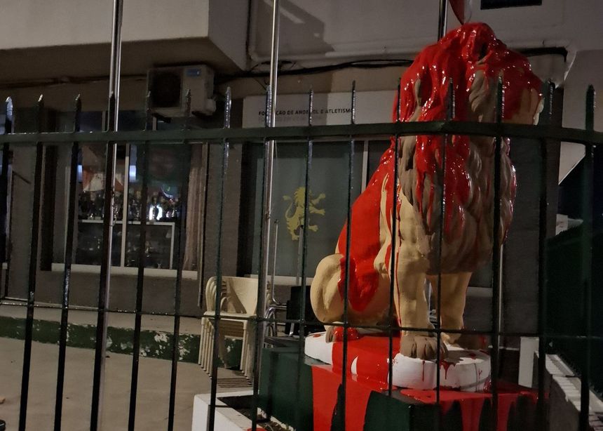 Leão na sede do núcleo foi tingida de vermelho