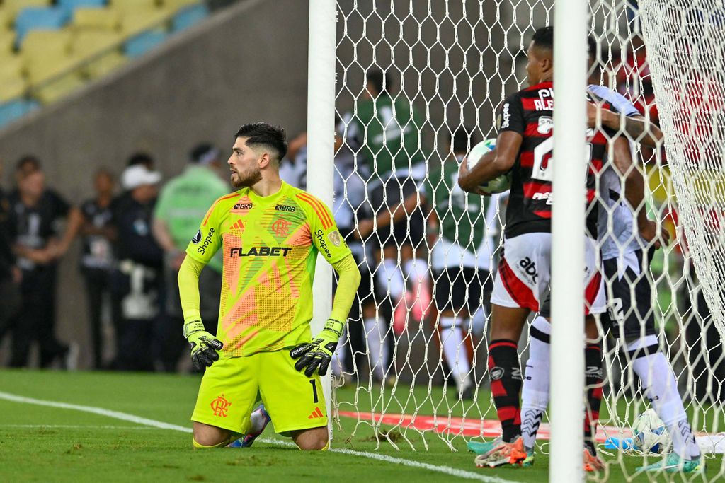 Flamengo: carro de guarda-redes baleado em assalto à equipa 