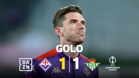 Antigo alvo do Benfica devolveu esperança da final à Fiorentina (vídeo)
