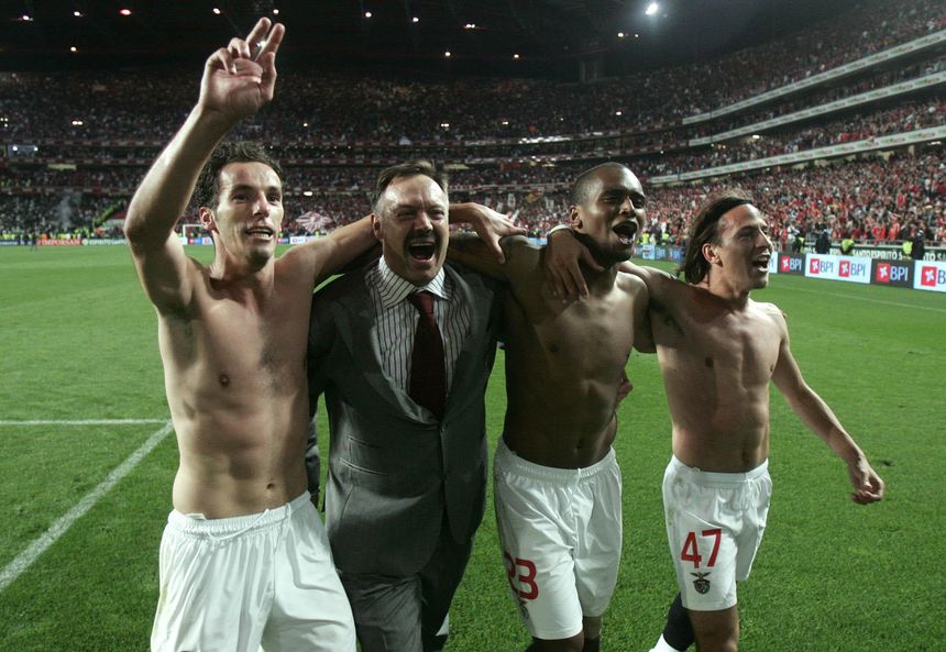 Petit, Álvaro Magalhães, Miguel e João Pereira festejam depois da vitória do Benfica sobre o Sporting em 2005