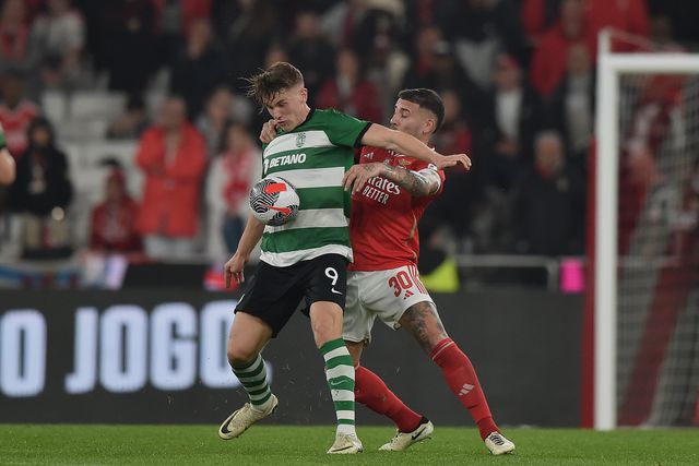 Duelo entre Gyokeres e Otamendi em abril de 2024, na segunda mão da meia-final da Taça de Portugal, no Estádio da Luz