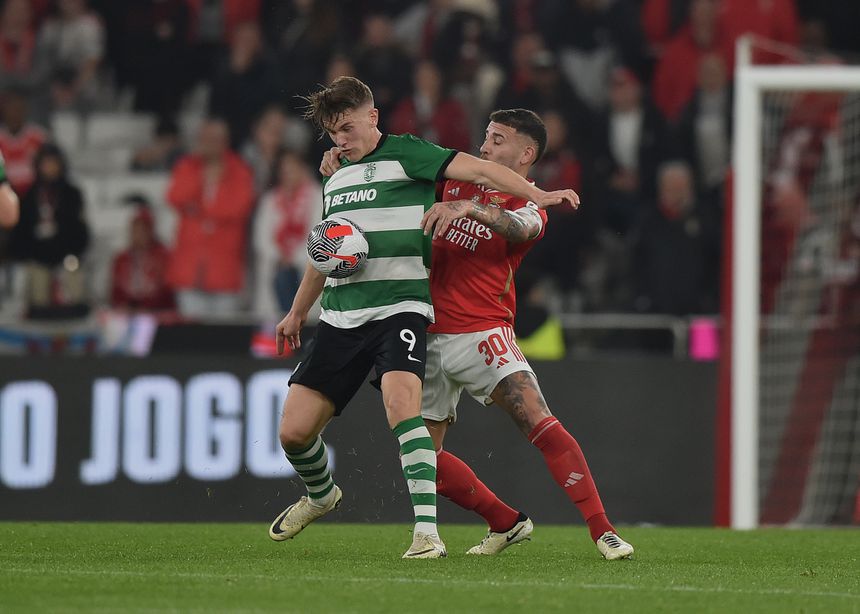 Duelo entre Gyokeres e Otamendi em abril de 2024, na segunda mão da meia-final da Taça de Portugal, no Estádio da Luz