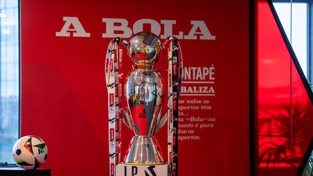 Quem vai ser campeão? A taça esteve na redação d'A BOLA