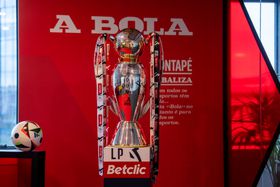 Quem vai ser campeão? A taça esteve na redação d'A BOLA