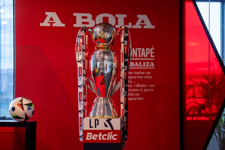 Quem vai ser campeão? A taça esteve na redação d'A BOLA