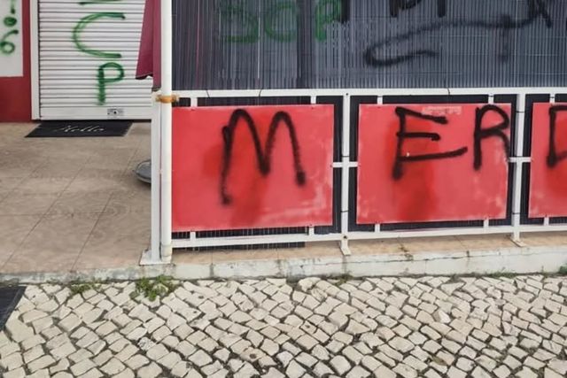 Imagem da entrada da casa do Benfica da Quinta do Conde.
