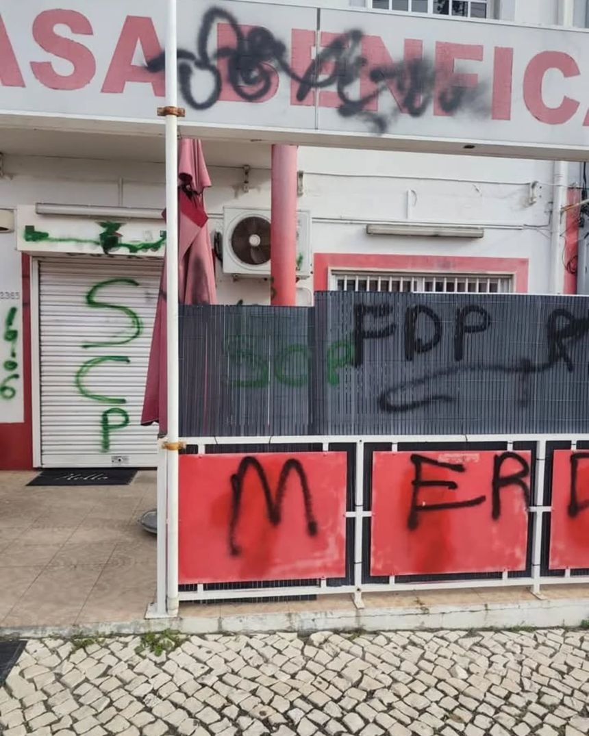 Imagem da entrada da casa do Benfica da Quinta do Conde.
