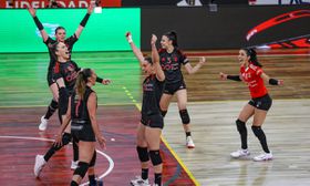 Benfica é campeão nacional de voleibol feminino 50 anos depois