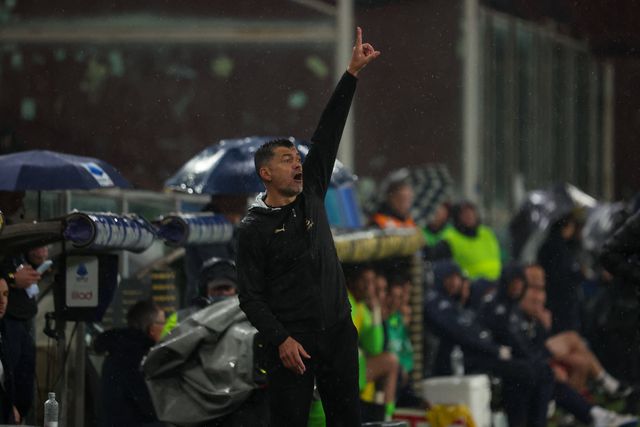 Sérgio Conceição, treinador do Milan, dá indicações aos seus jogadores durante um jogo da Serie A. Nesta noite de sexta-feira, 9 de maio, o Milan recebe o Bolonha para o campeonato italiano