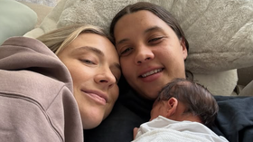 Casal de jogadoras anuncia nascimento do primeiro filho