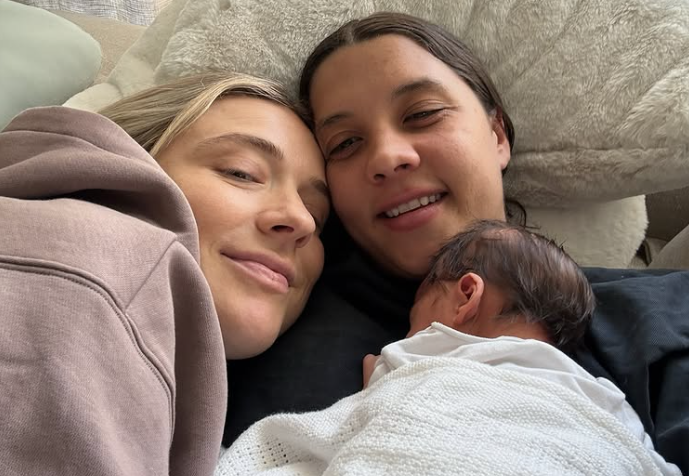 Casal de jogadoras anuncia nascimento do primeiro filho