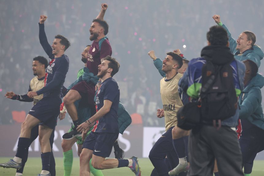 Donnarumma em festa com companheiros do PSG