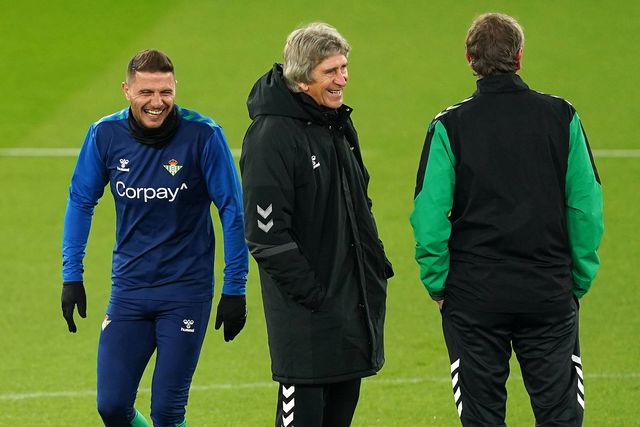 Joaquín e Manuel Pellegrini durante um treino do Betis (IMAGO)