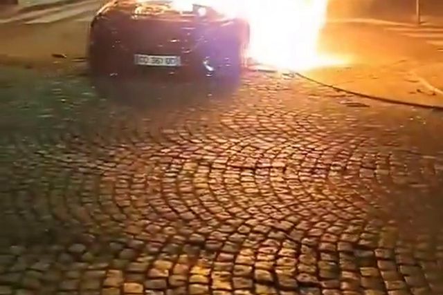 Paris: Carro incendiado depois de atropelar várias pessoas