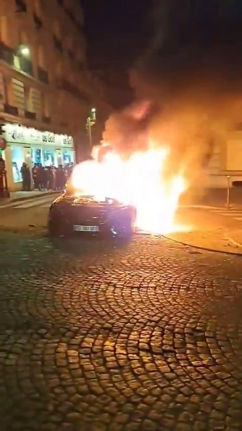 Paris: Carro incendiado depois de atropelar várias pessoas