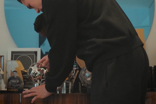 Gyokeres a ajeitar um de muitos prémios individuais que tem conquistado de leão ao peito