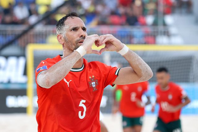 Mundial futebol de praia: Portugal nas 'meias' graças a golo a acabar