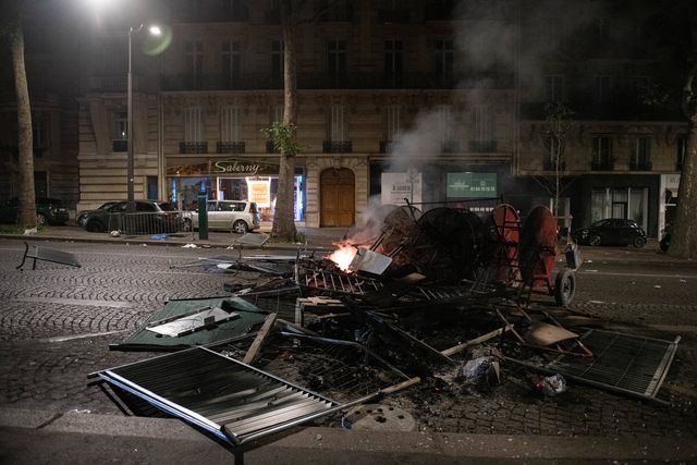 Caos em Paris (vídeo e fotos): atropelamento, incêndios e 44 adeptos detidos