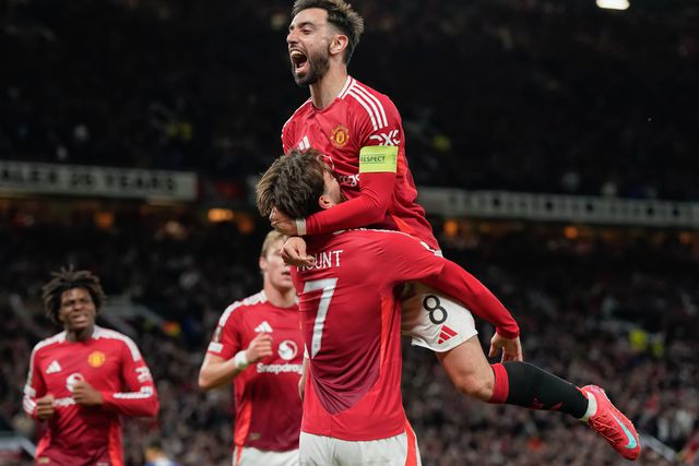 Bruno Fernandes a celebrar o golo de Mason Mount