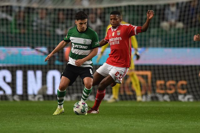 Pedro Gonçalves num lance com Florentino, em na 28.ª jornada de 2023/2024