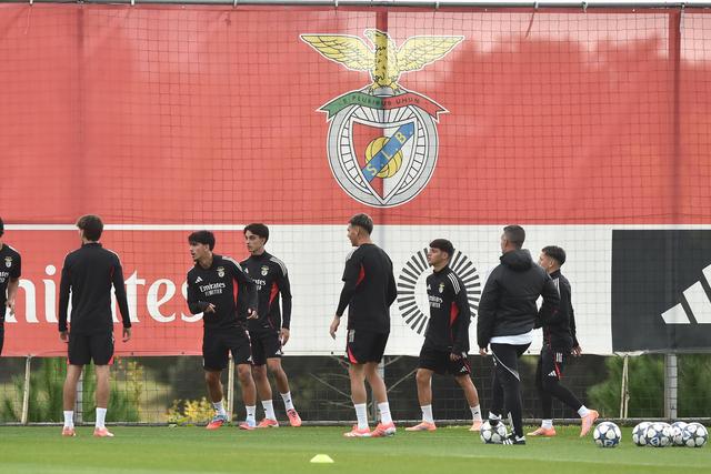 Plantel do Benfica em treino no Seixal - Foto: Miguel Nunes