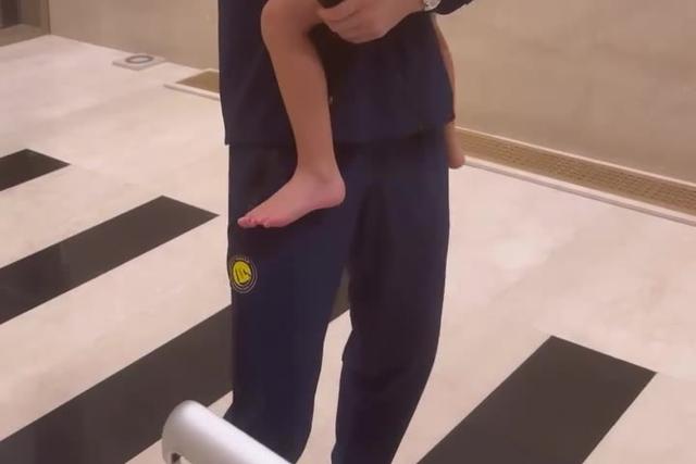 O melhor de regressar a casa: filha recebe Ronaldo com abraço ternurento