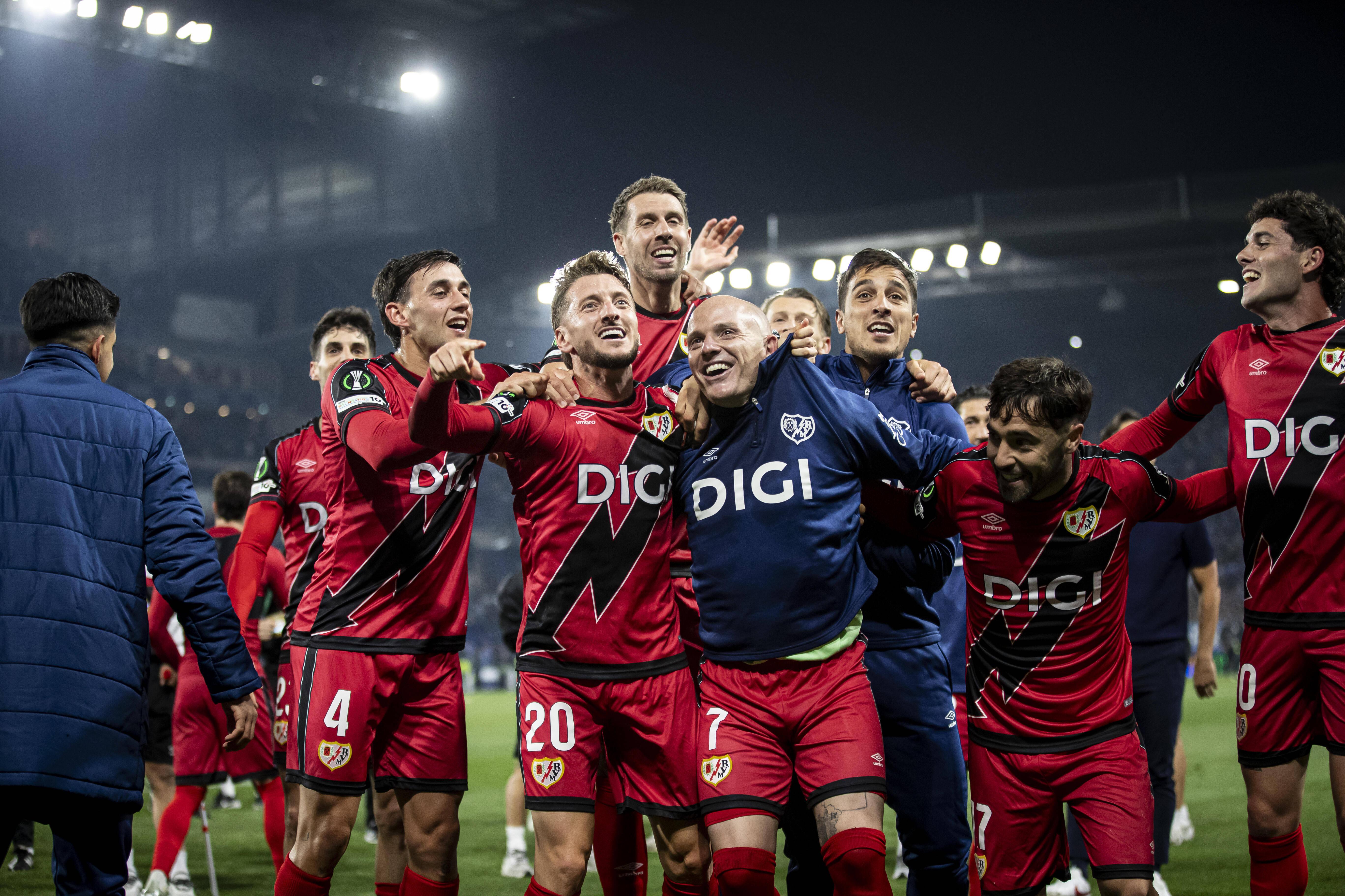 Rayo Vallecano a festejar o apuramento para uma final europeia