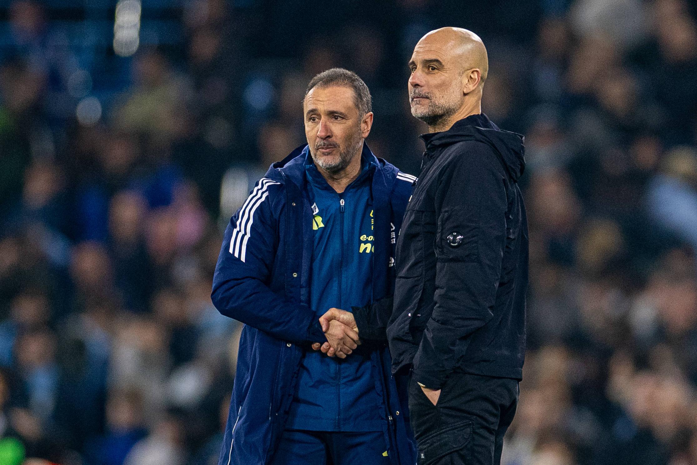 Pep Guardiola ao lado de Vítor Pereira num Manchester City-Nottingham Forest