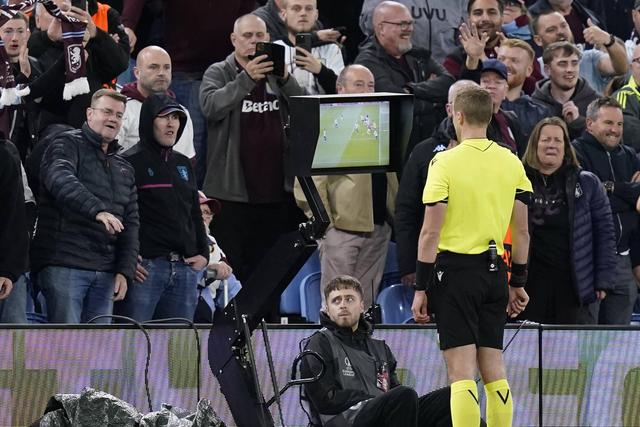 Árbitros continuam a ser o alvo predileto de adeptos sem noção do ridículo - Foto: Imago