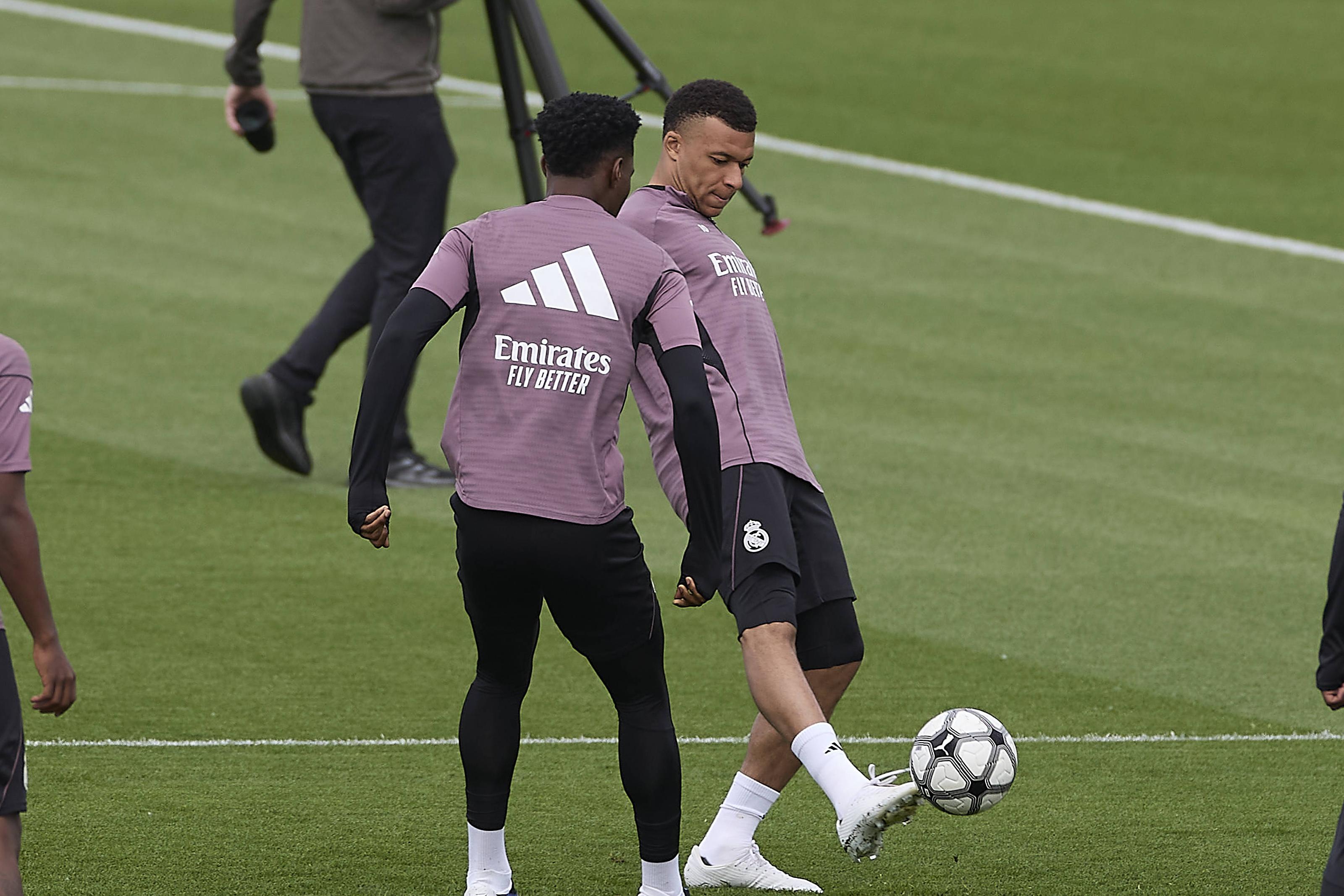 Mbappé e Tchouaméni no treino do Real Madrid