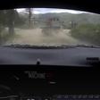 Momento em que o piloto britânico Elfyn Evans se depara com um reboque no troço