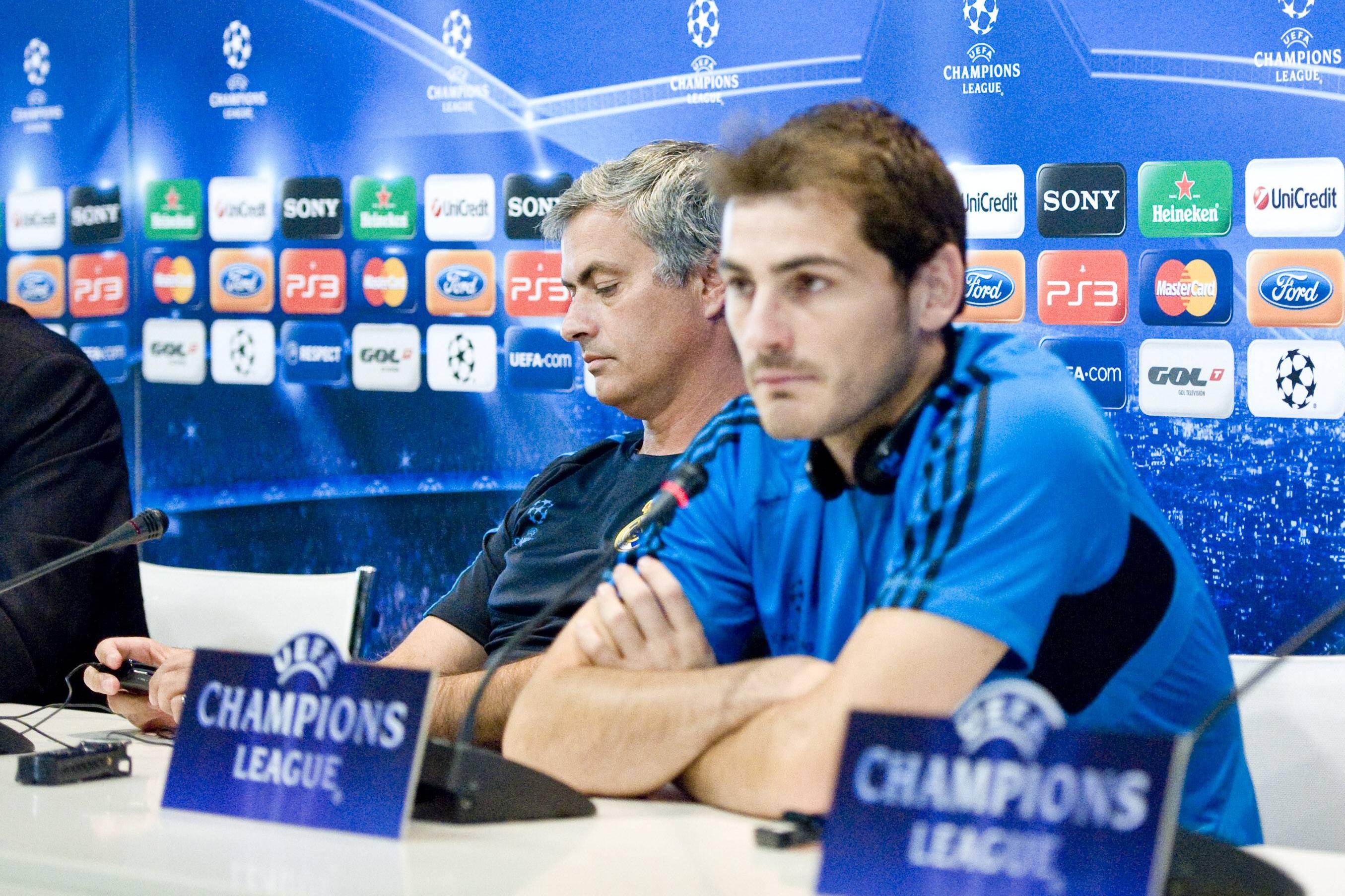 Iker Casillas ao lado de José Mourinho em conferência de imprensa do Real Madrid