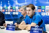 Iker Casillas ao lado de José Mourinho em conferência de imprensa do Real Madrid
