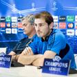 Iker Casillas ao lado de José Mourinho em conferência de imprensa do Real Madrid
