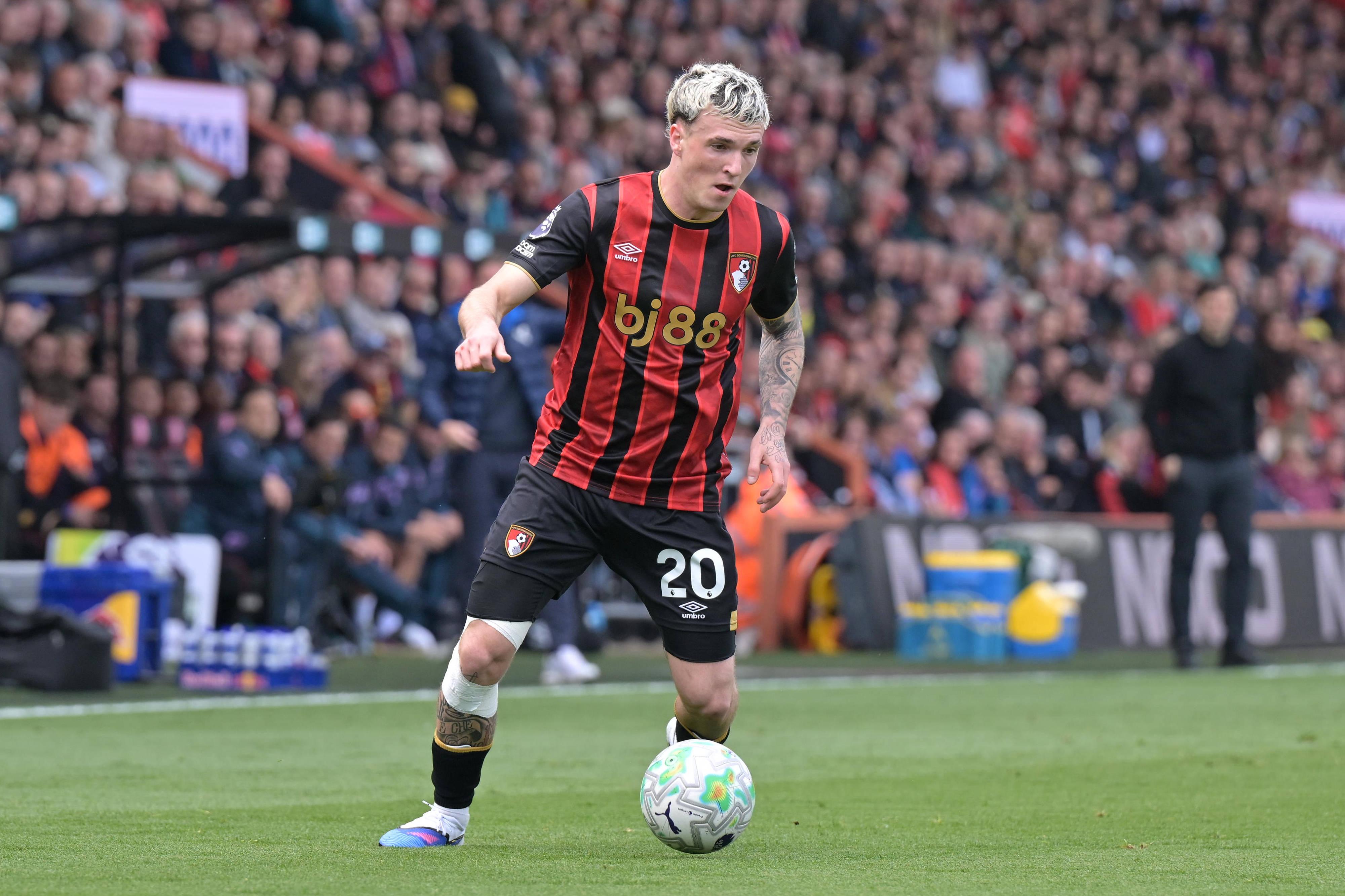 Álex Jiménez, lateral espanhol formado no Real Madrid e jogador do Bournemouth