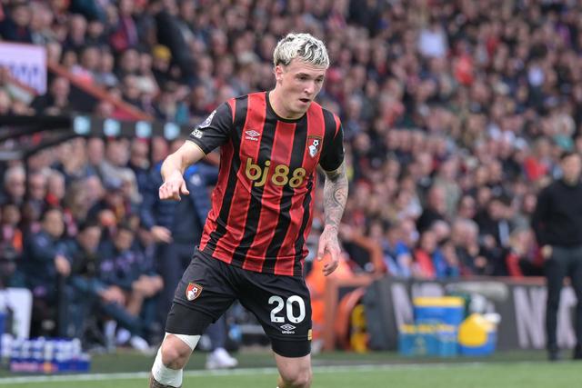 Álex Jiménez, lateral espanhol formado no Real Madrid e jogador do Bournemouth