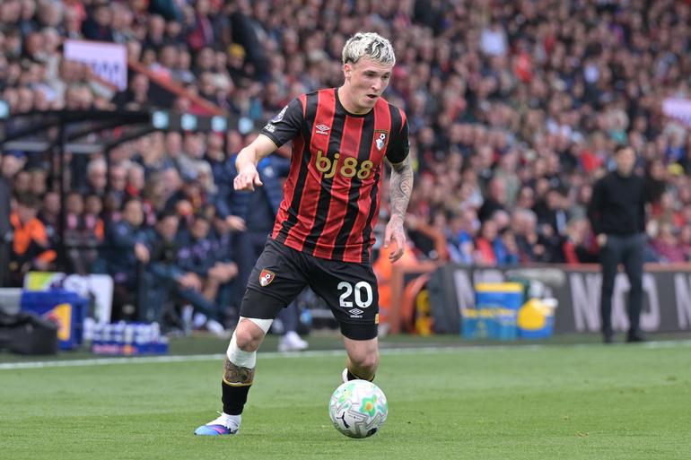 Álex Jiménez, lateral espanhol formado no Real Madrid e jogador do Bournemouth