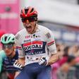 Giro: Paul Magnier vence ao sprint marcado por aparatosa queda no pelotão (vídeo)